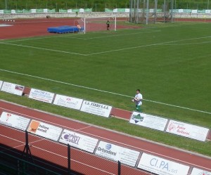 Capitan Bordi deposita un mazzo di fiori sotto la curva biancoverde, in ricordo di Roberta Pigini