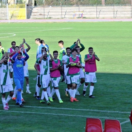 I giocatori sotto la tribuna per salutare i tanti tifosi giunti da Castelfidardo