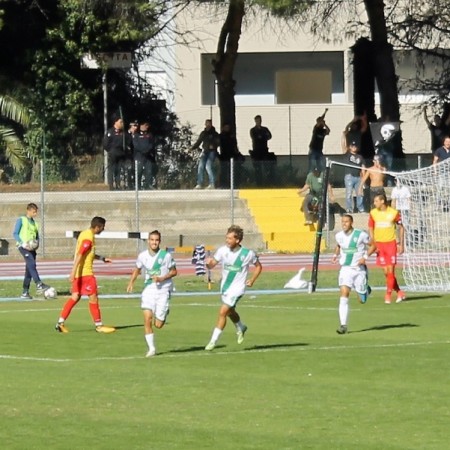 L'esultanza dopo il gol di Montagnoli